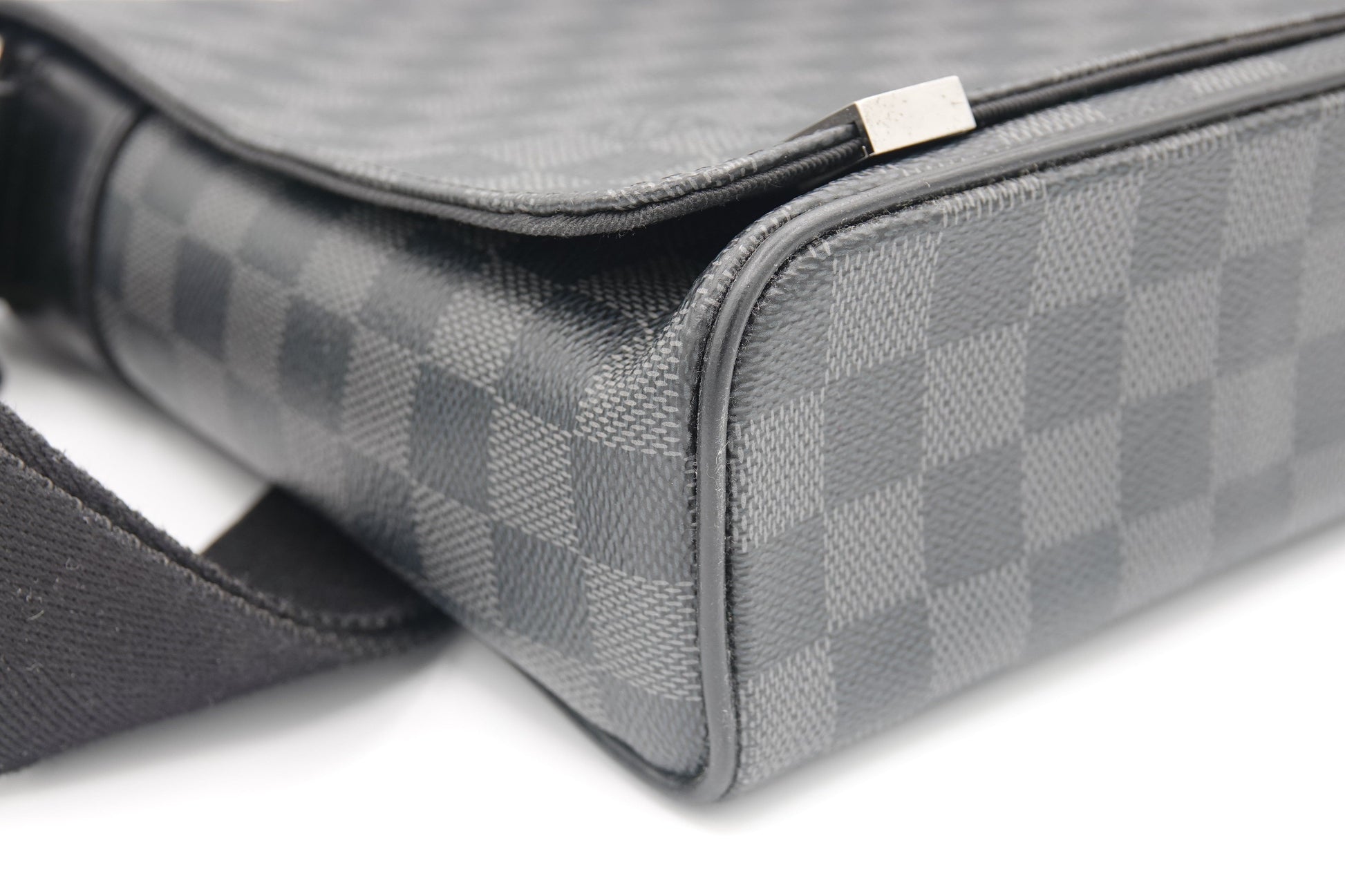 corner Louis Vuitton Damier Graphite District PM