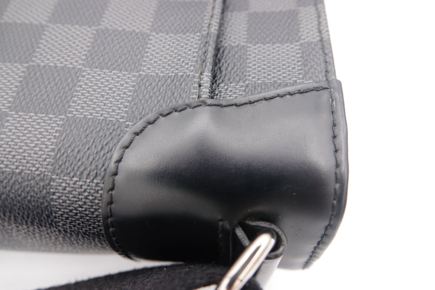 leather corner Louis Vuitton Damier Graphite District PM