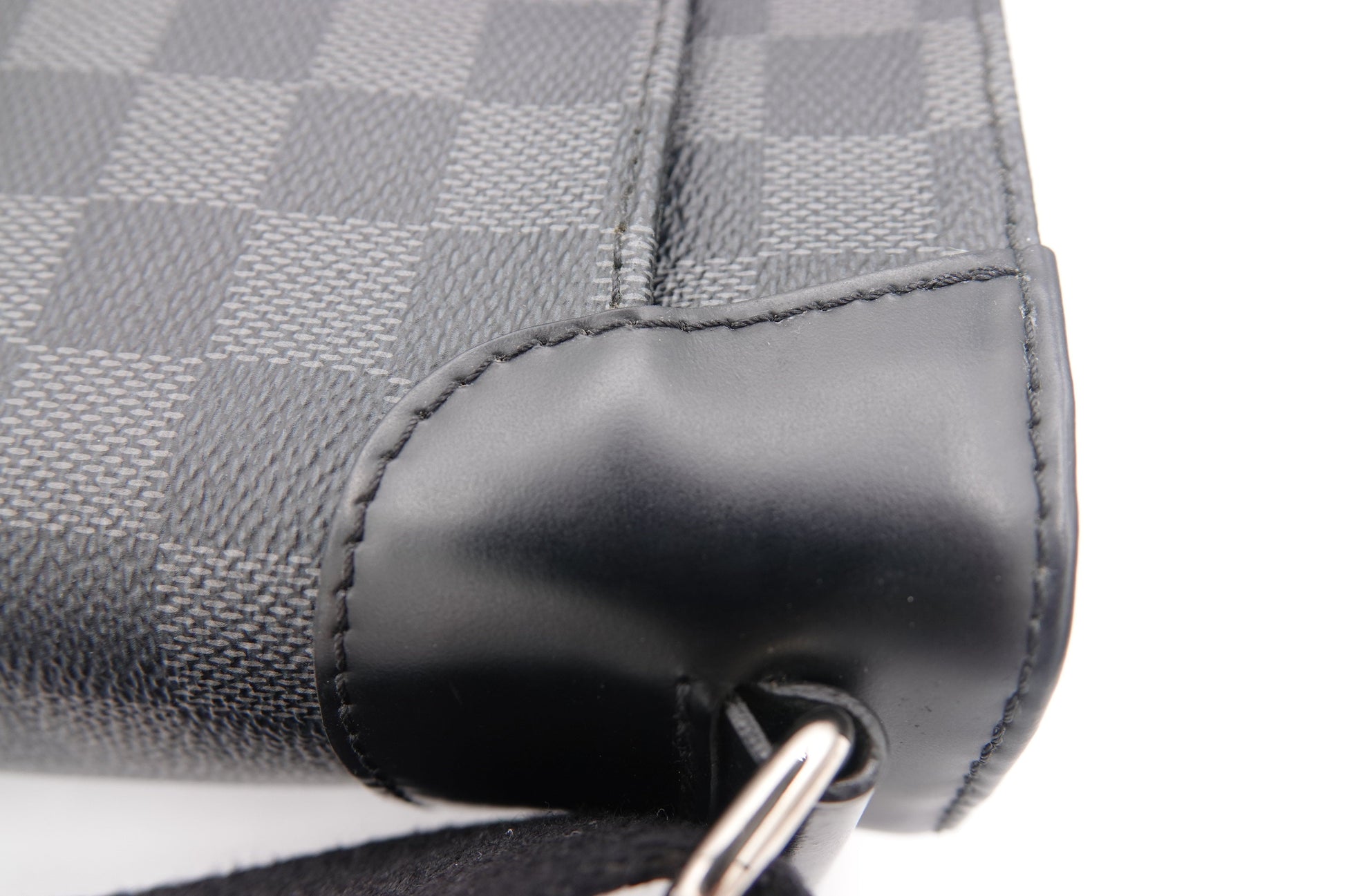 leather corner Louis Vuitton Damier Graphite District PM