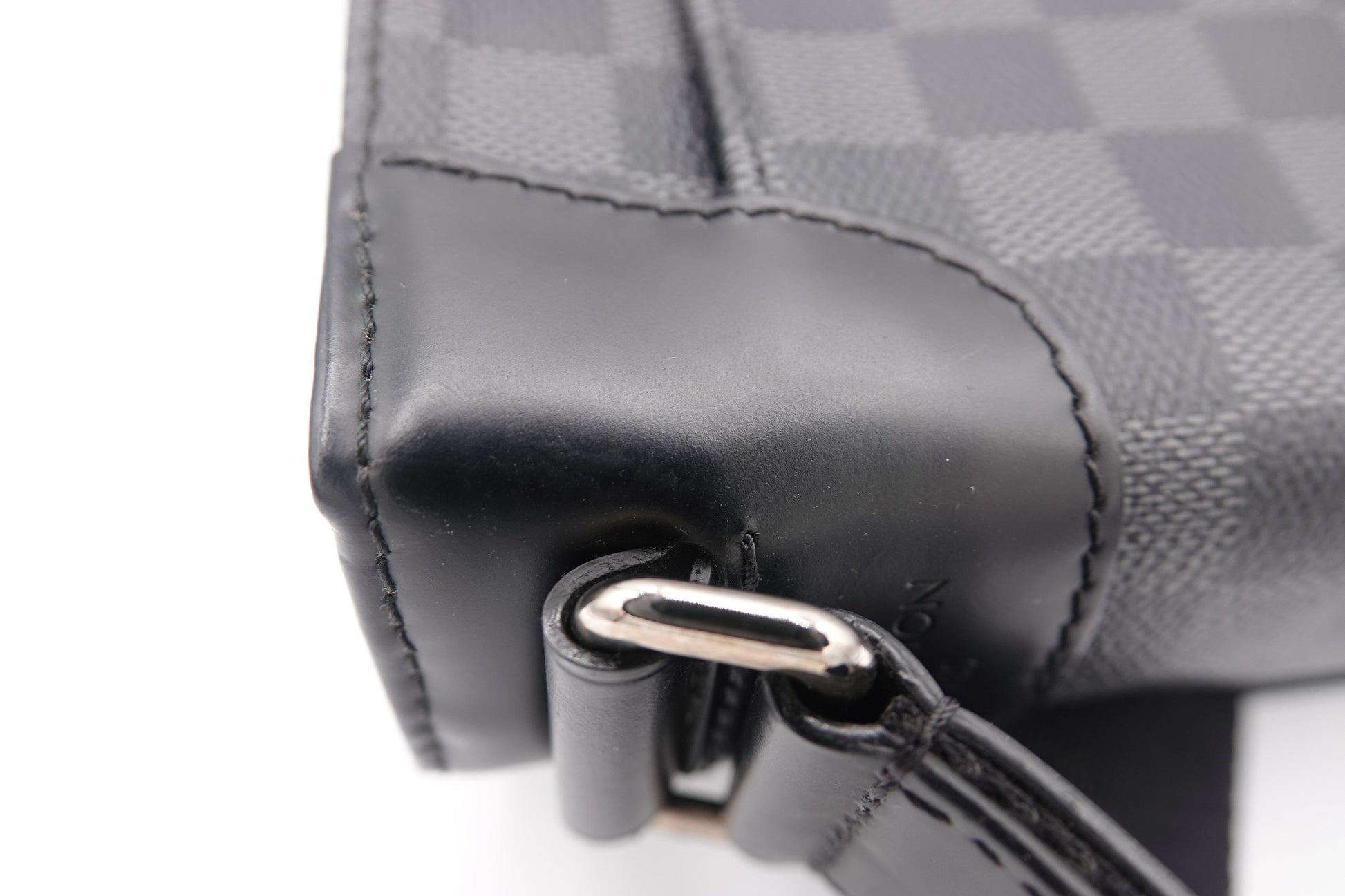 leather corner Louis Vuitton Damier Graphite District PM
