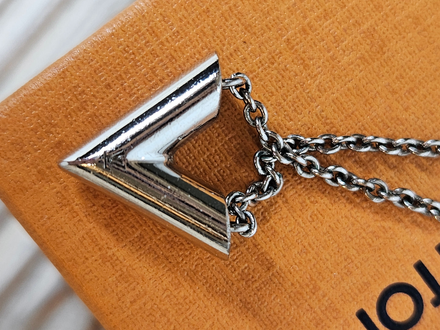 Pre-Loved Louis Vuitton Essential "V" Supple Necklace Silver