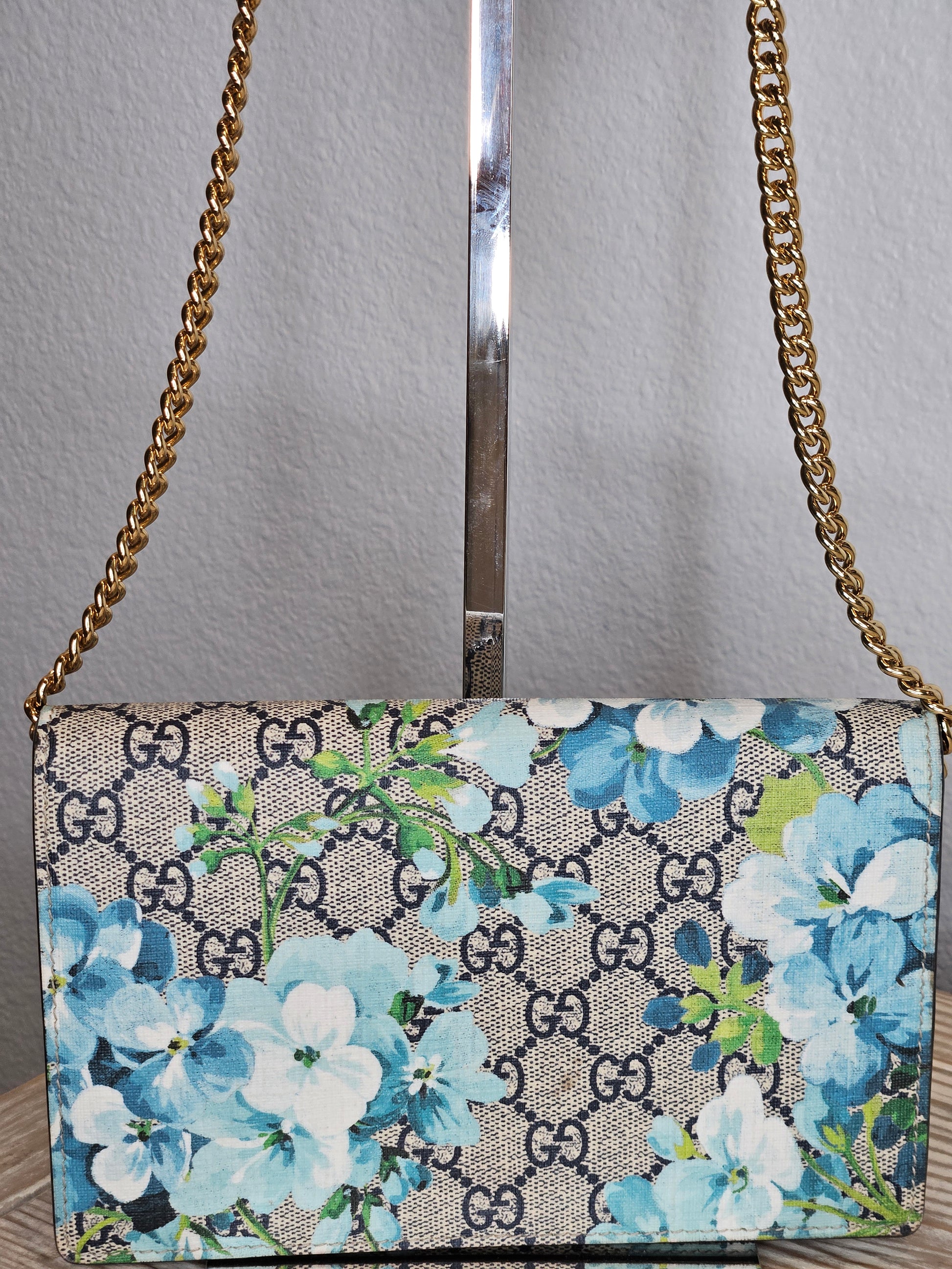 up close Gucci Blooms Chain Wallet Blue and Red