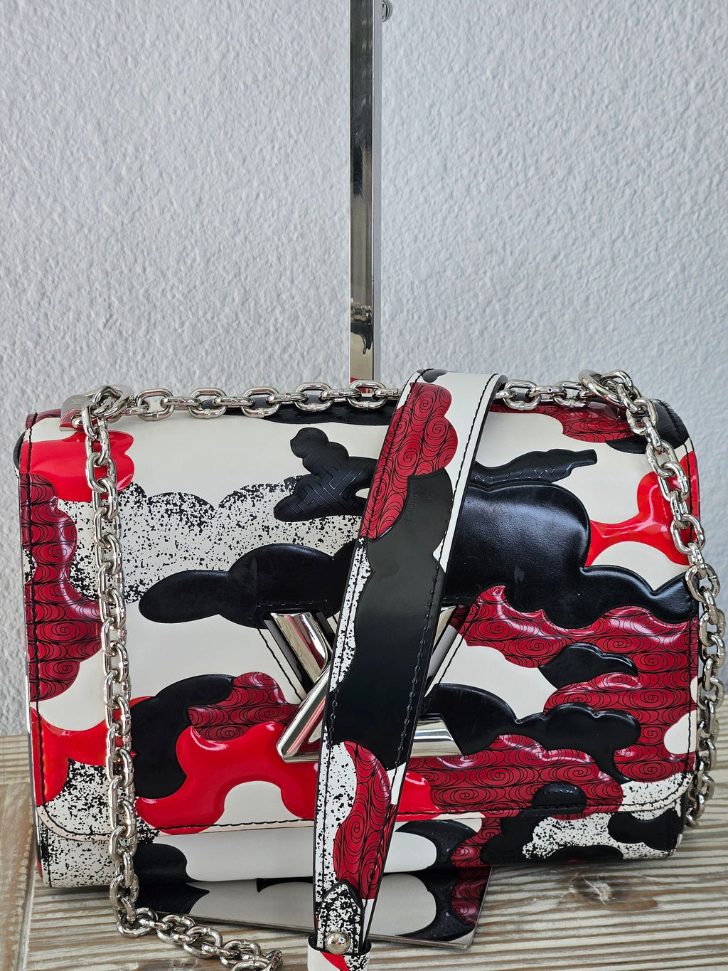 long strap chain Louis Vuitton Patchwork Waves Twist MM red and black epi leather