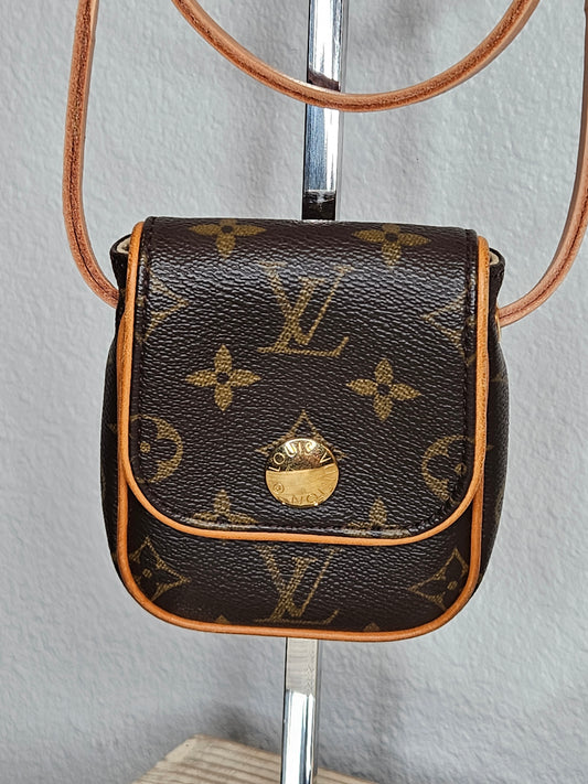 Pre-Loved Louis Vuitton Monogram Cancun Pochette