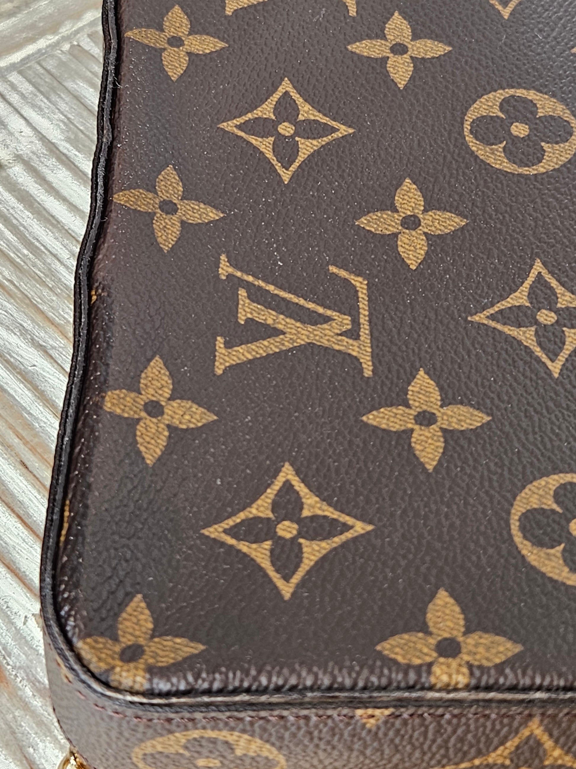 edge Louis Vuitton brown canvas Monogram Pochette Felicie Chain Wallet Fuschia