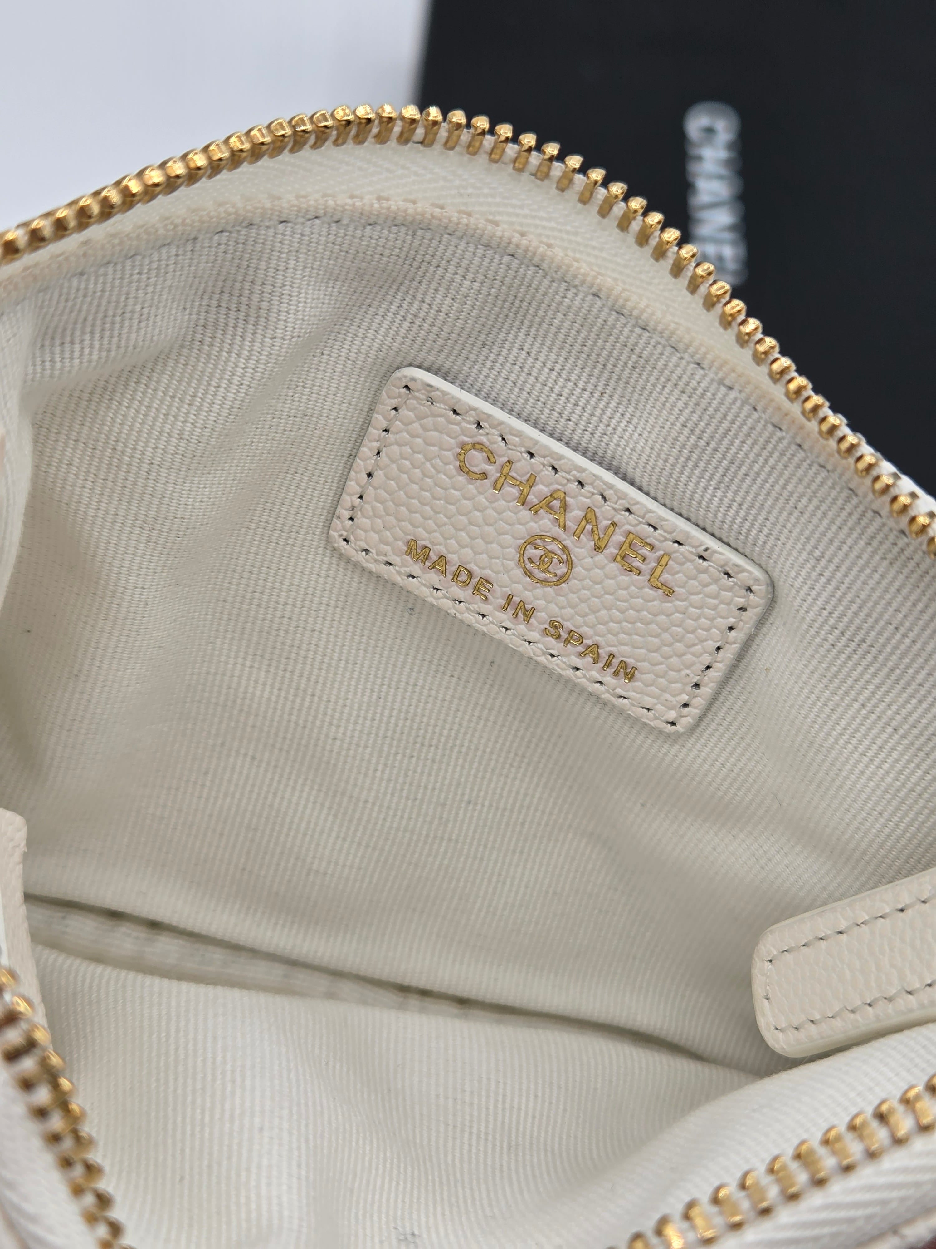 Chanel Small Quilted Caviar Zipped Case – White Leather | Pre-Owned