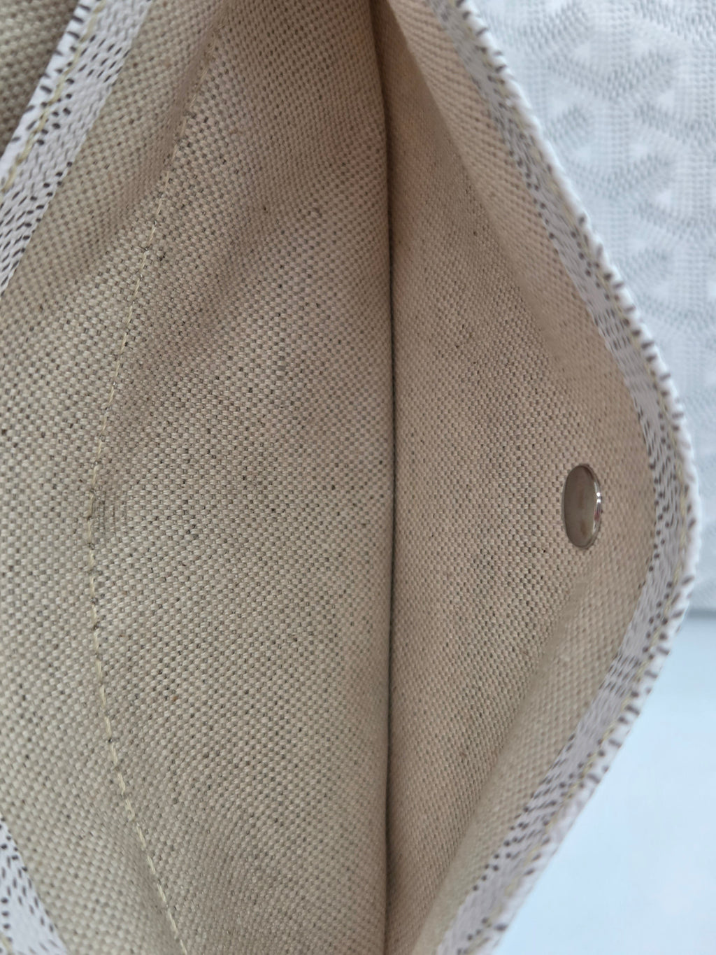 view of interior pocket linen color