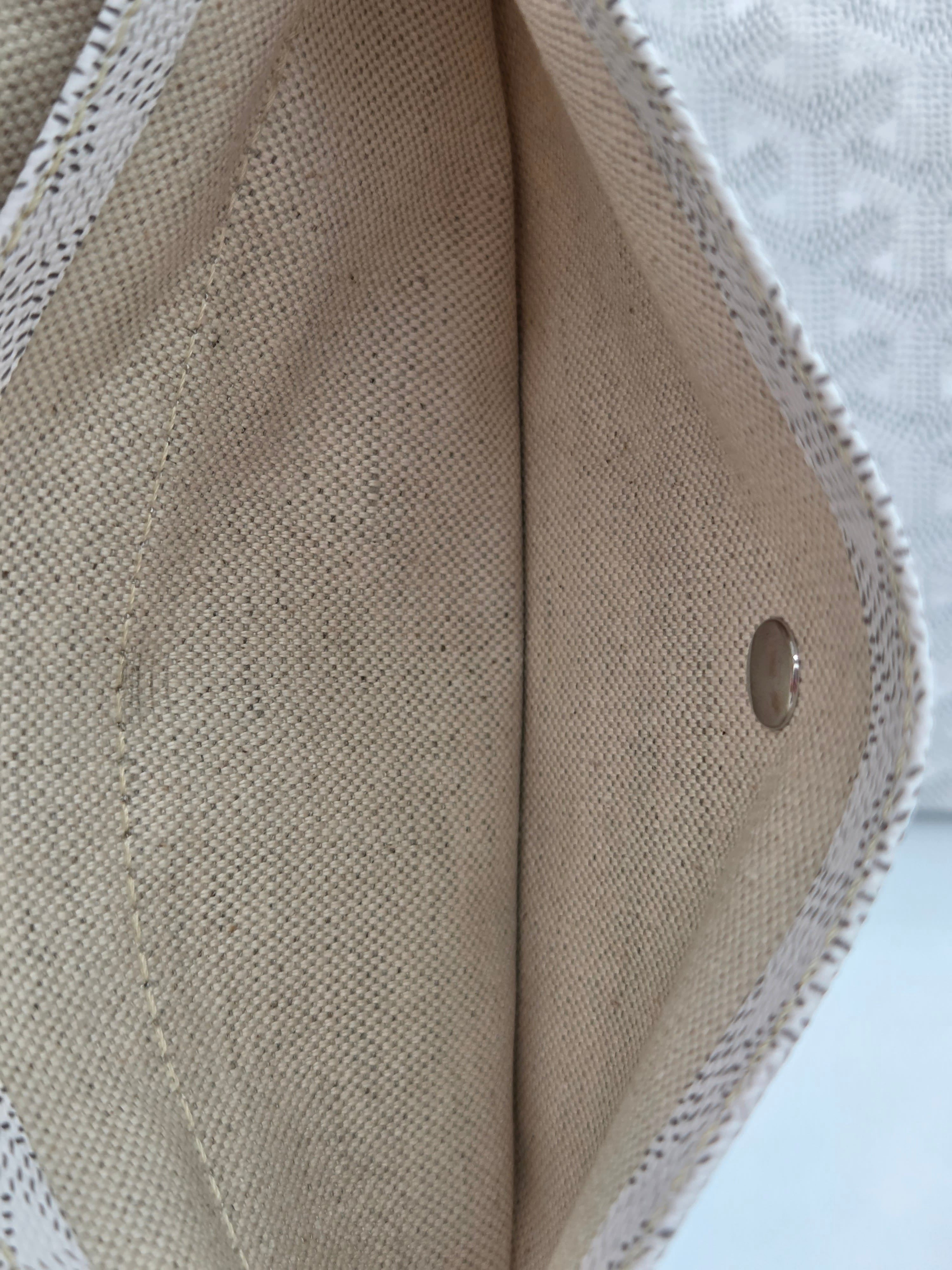 view of interior pocket linen color