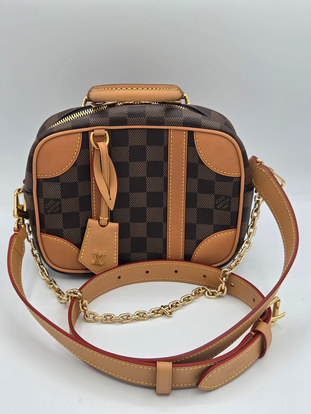 view of front of bahg with straps
