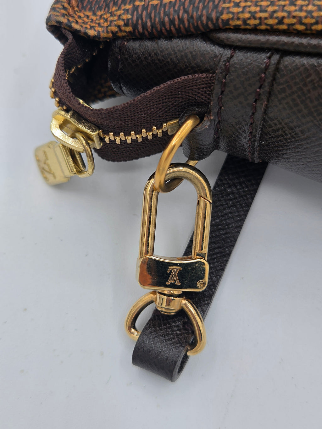 close up of hardware for the bag