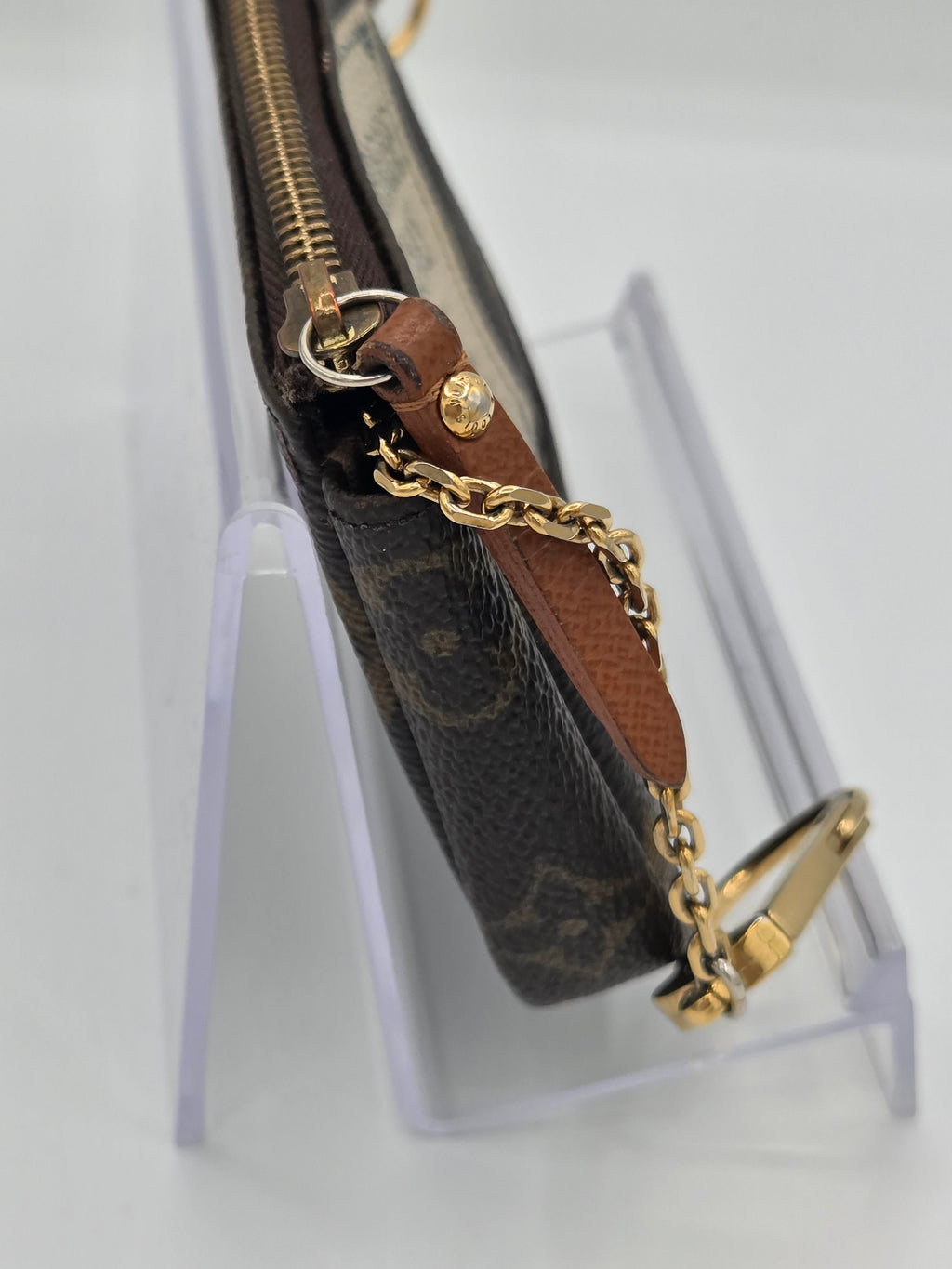 opposite side view of pouch