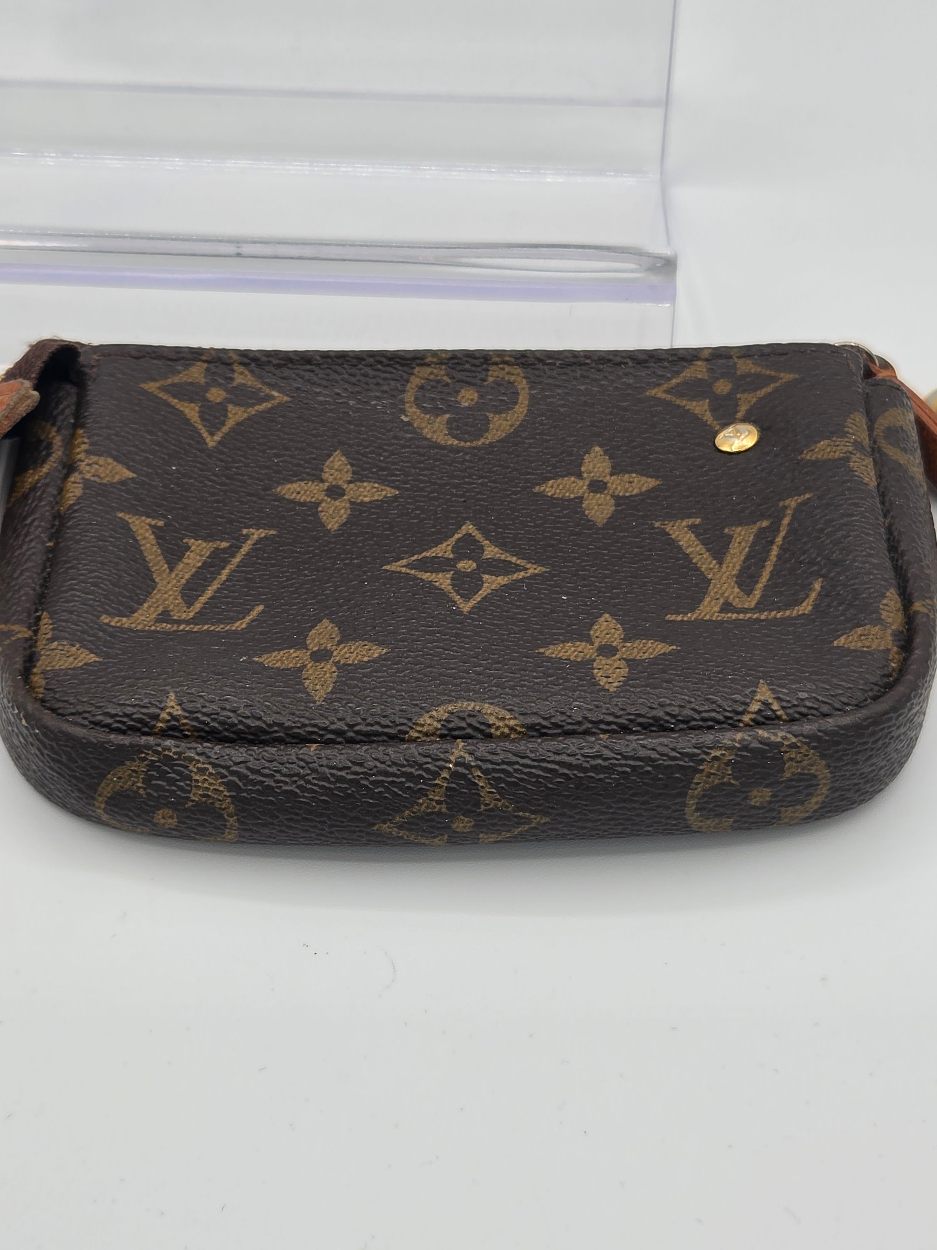 bottom view of pouch