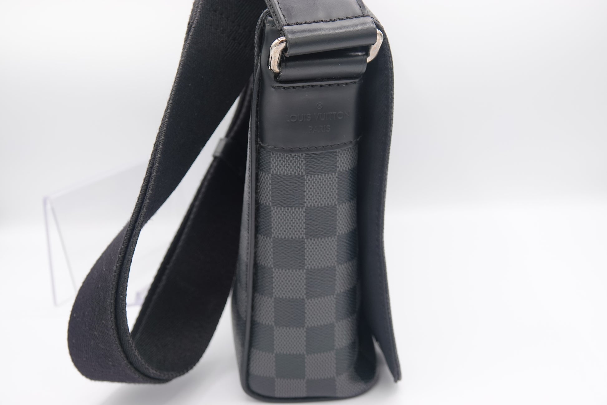 side Louis Vuitton Damier Graphite District PM