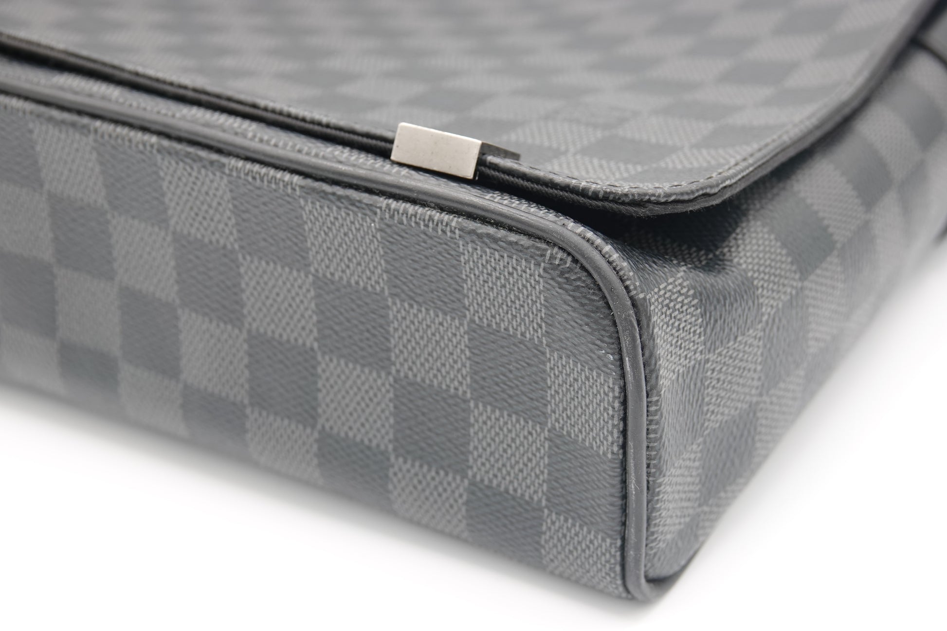 corner Louis Vuitton Damier Graphite District PM