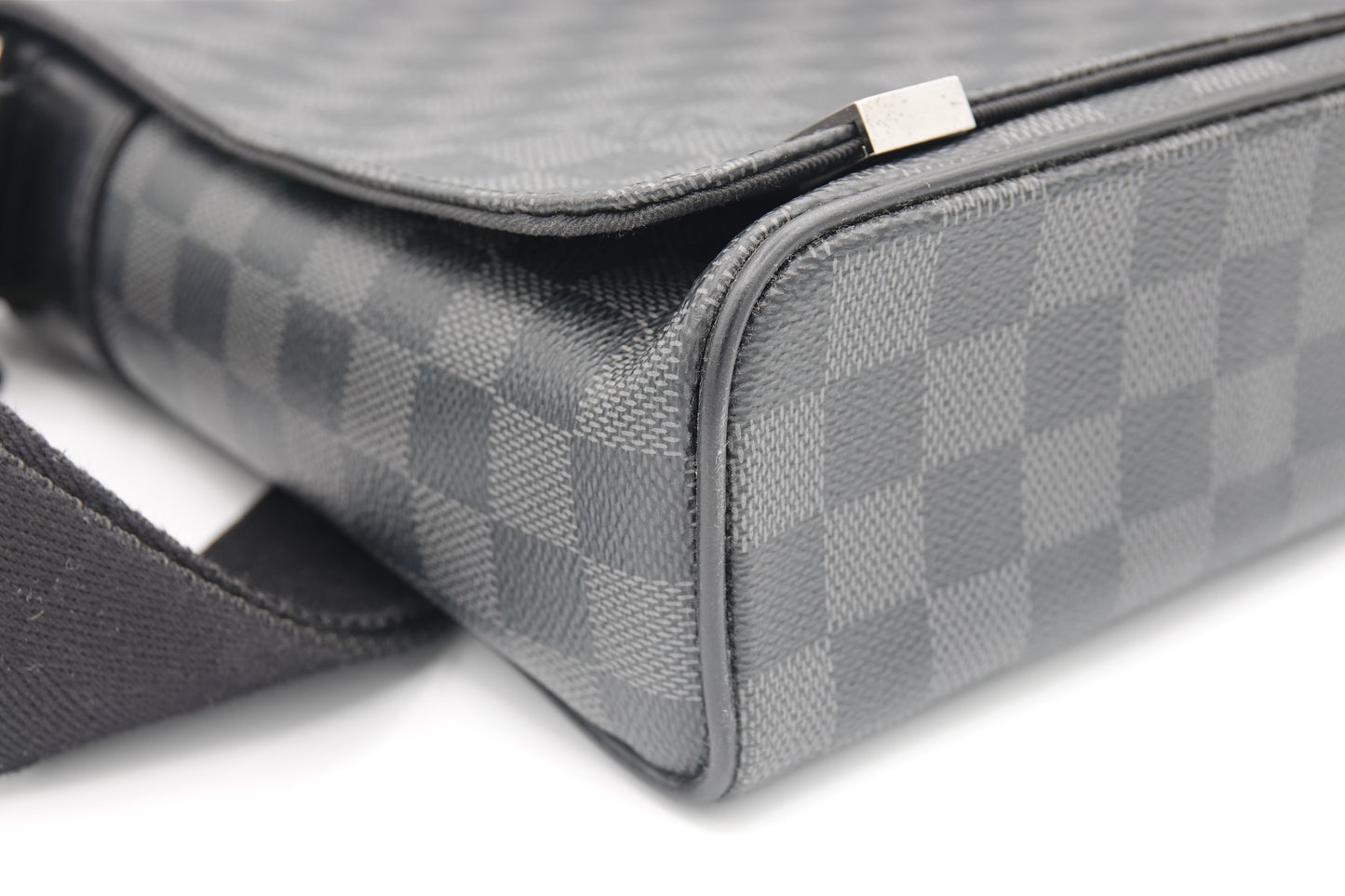 corner Louis Vuitton Damier Graphite District PM