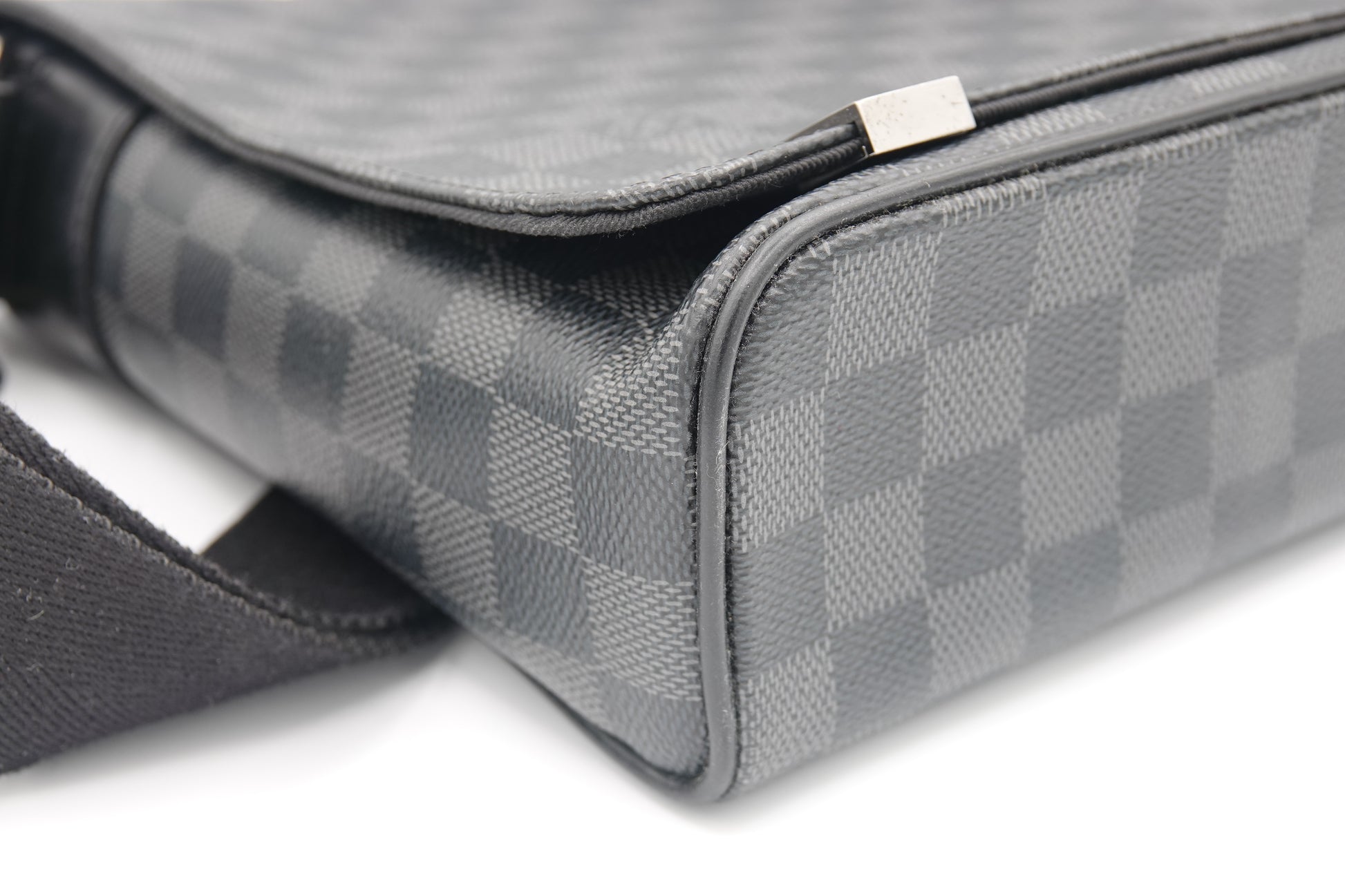 corner Louis Vuitton Damier Graphite District PM