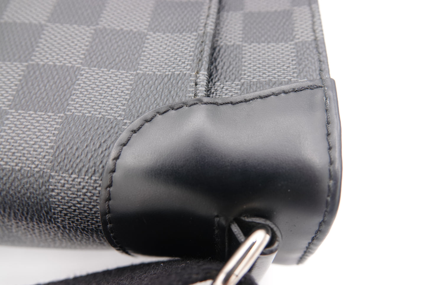 leather corner Louis Vuitton Damier Graphite District PM