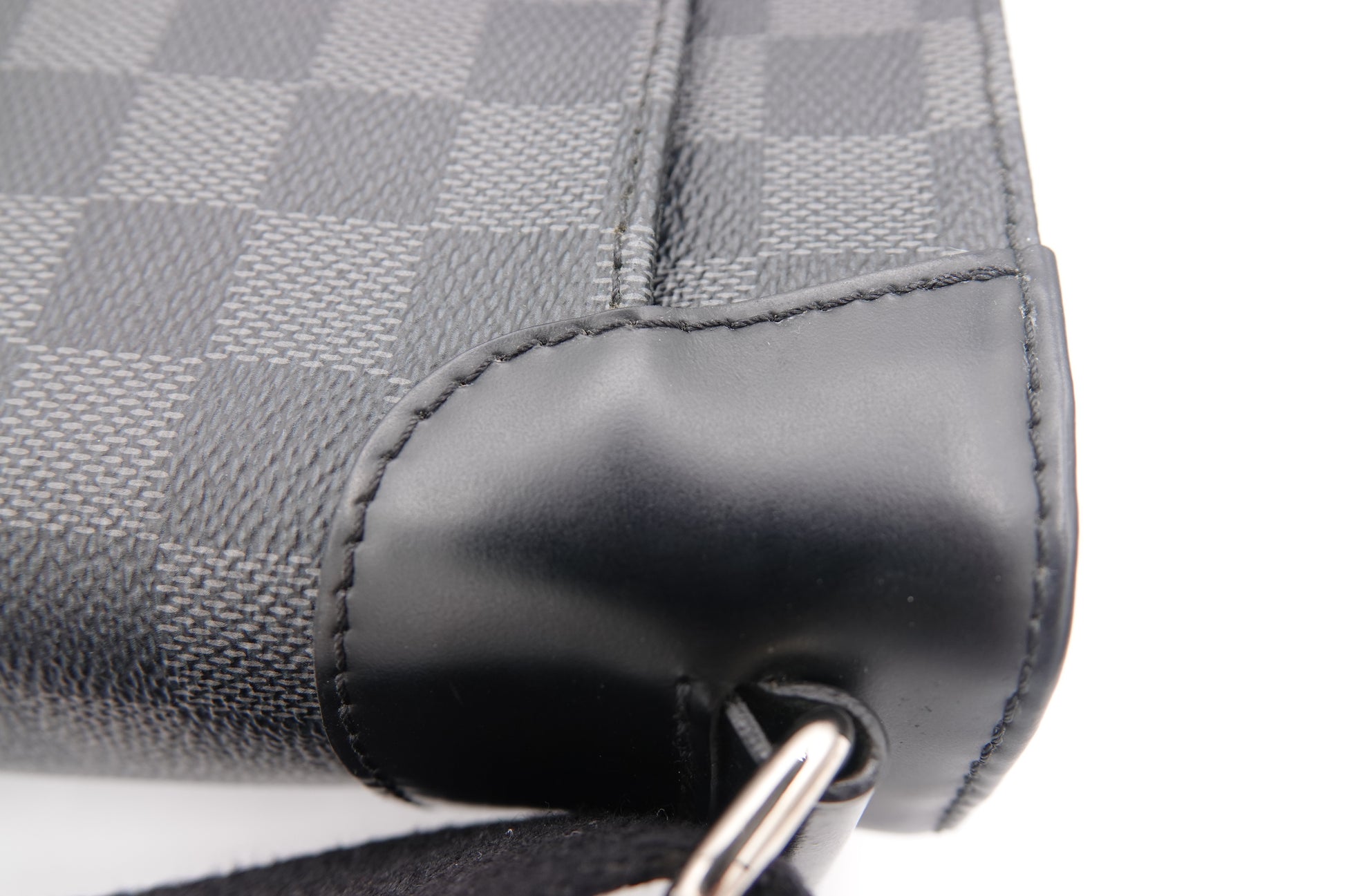 leather corner Louis Vuitton Damier Graphite District PM