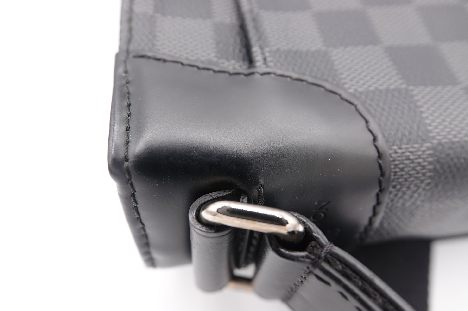leather corner Louis Vuitton Damier Graphite District PM