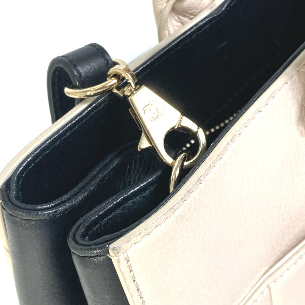 clasp Chanel Calfskin Bi-Color Neo Executive Small Shopper Tote Beige/Black