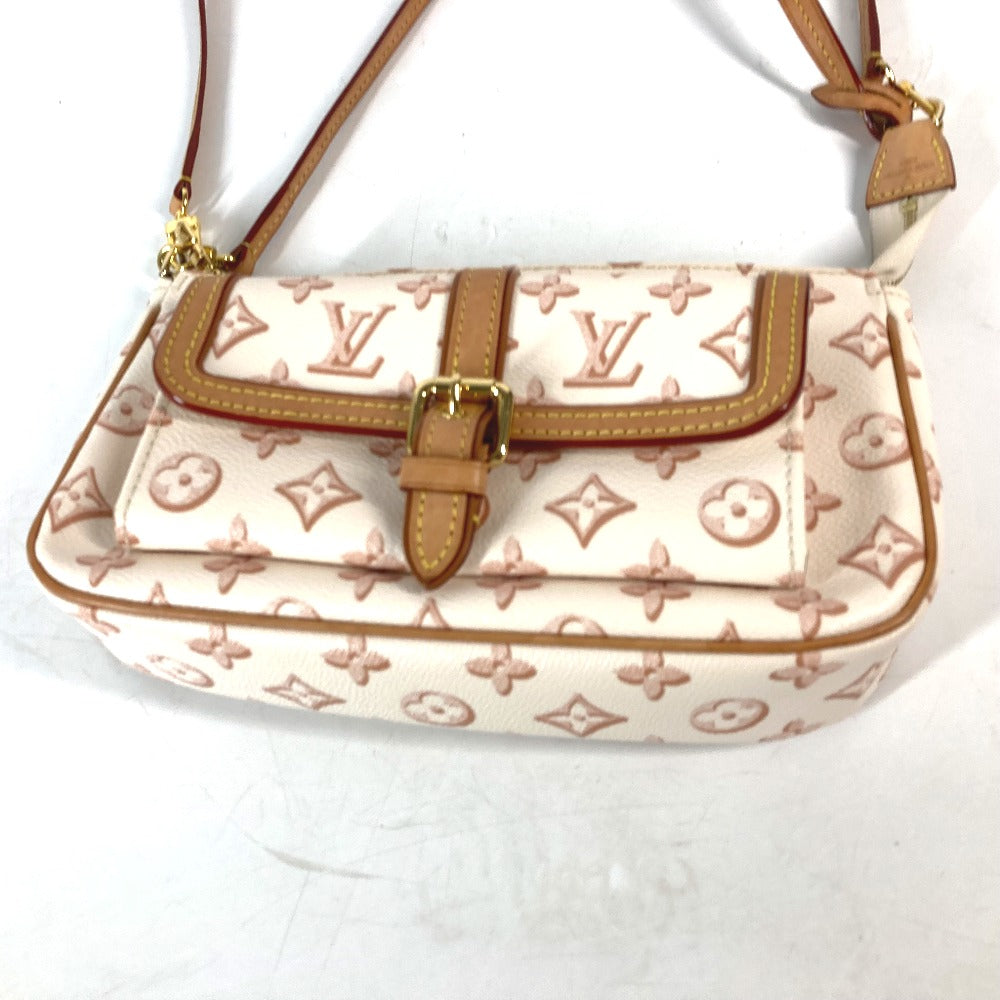 exterior pocket Louis Vuitton Fall For You Maxi Pochette Beige Clair 