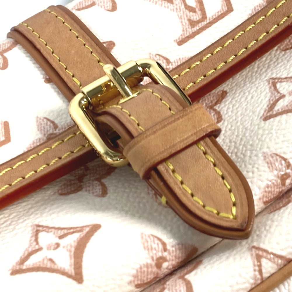 gold hardware Louis Vuitton Fall For You Maxi Pochette Beige Clair 